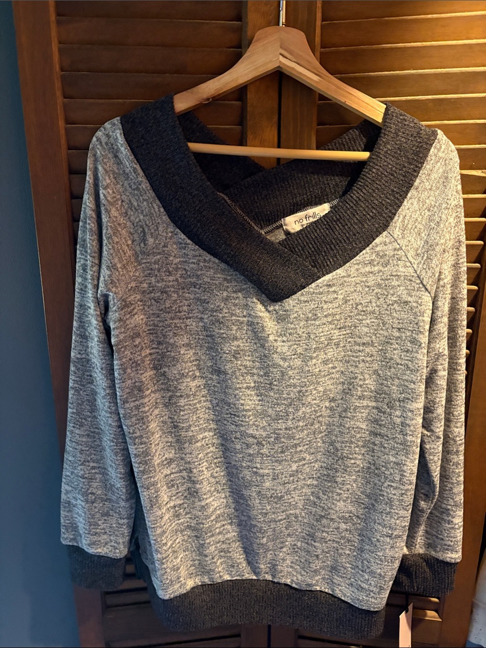No Frills Women's Gray V-Neck Pullover Sweater size 1x